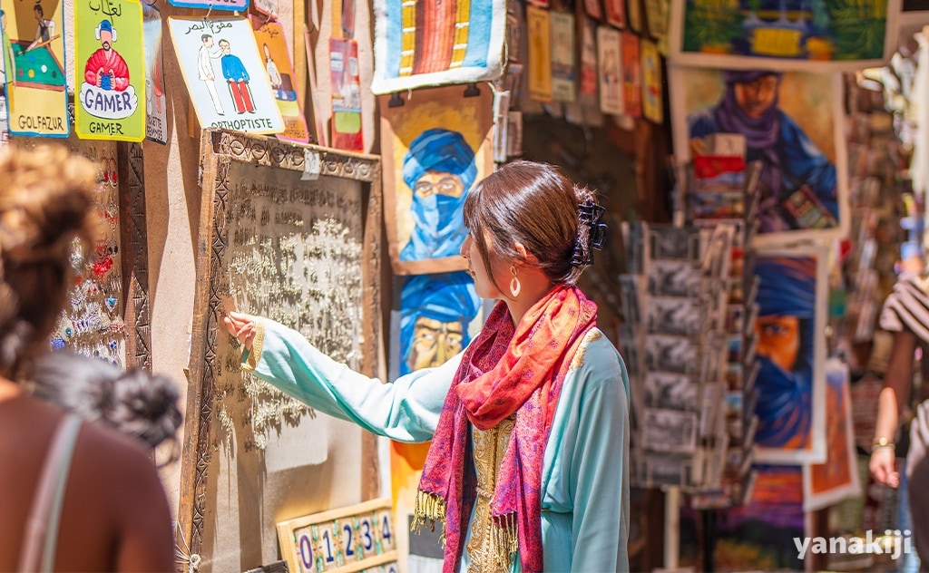 マラケシュの市場（スーク）にある絵画売り場