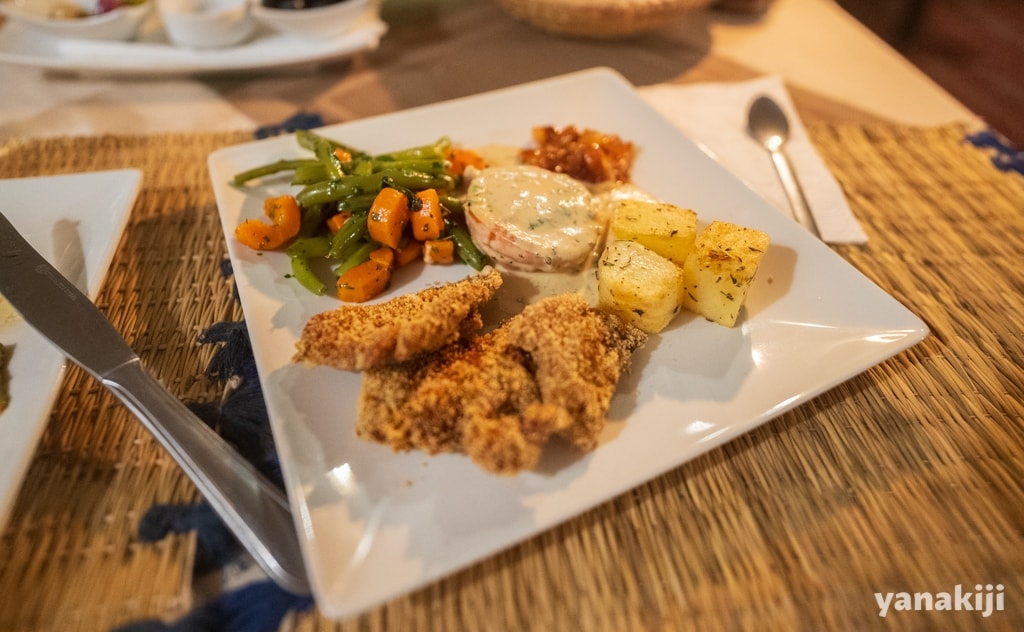 チキンフライとジャガイモのソテーの盛り合わせ