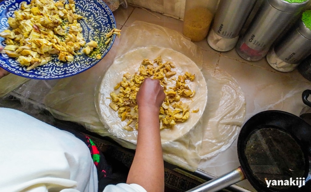 味付けした蒸し鶏をのせる
