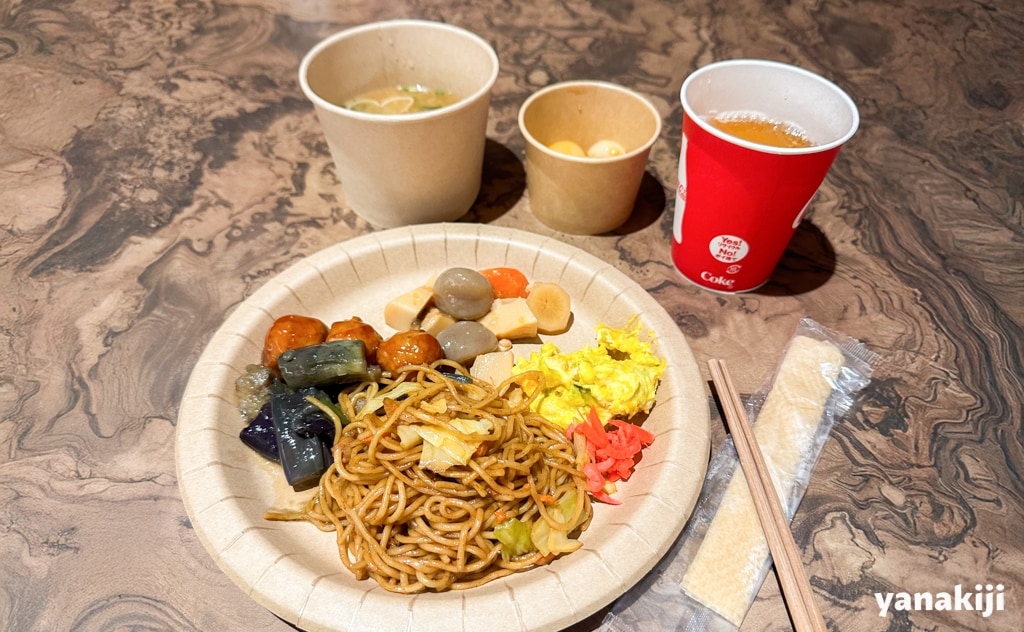 ラウンジで軽食