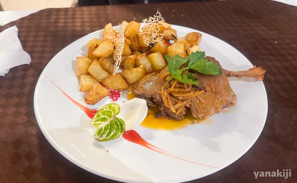 メインの鴨肉ソテーと付け合わせにジャガイモフリット