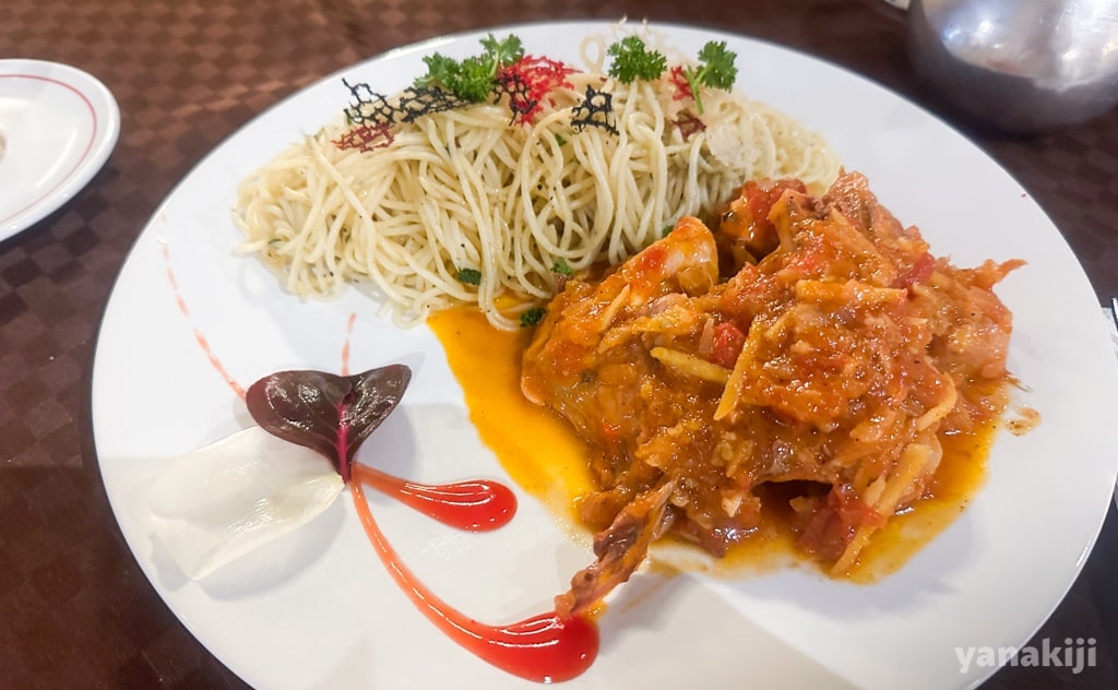 メインのパスタ付きのチキン煮込み