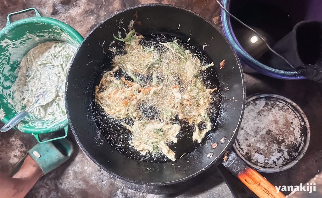 油で揚げる様子