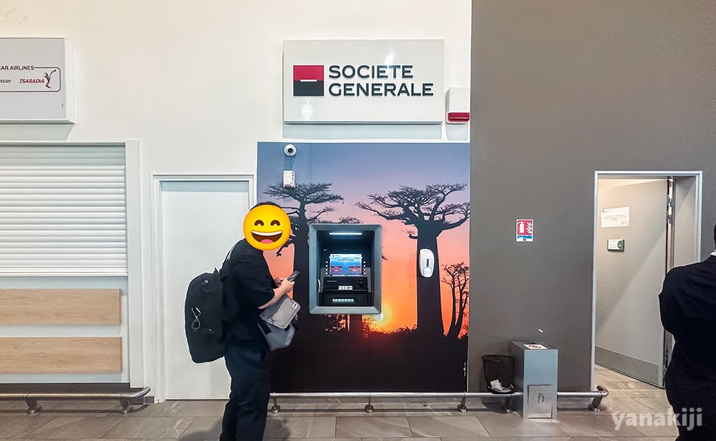 到着ゲートの目の前にあるATM