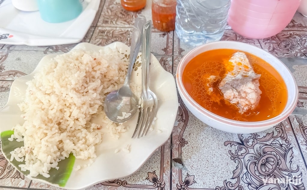 マダガスカル料理(ご飯の量が多く、おかずは油っぽい…)