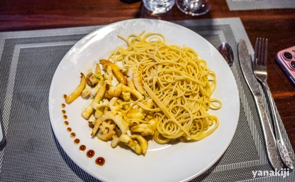 イカ炒め(パクチー入り)とパスタ
