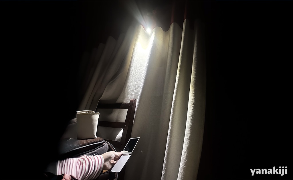 カーテンレールにスマホを乗せて化粧を試みる