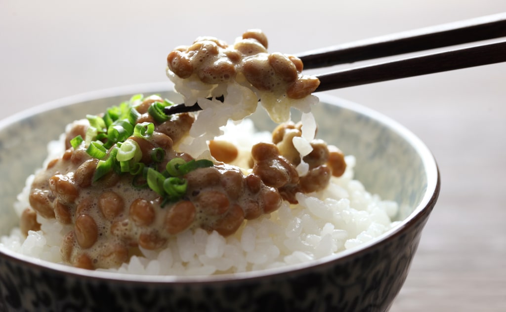 ホカホカのご飯に納豆を乗せて(イメージです)