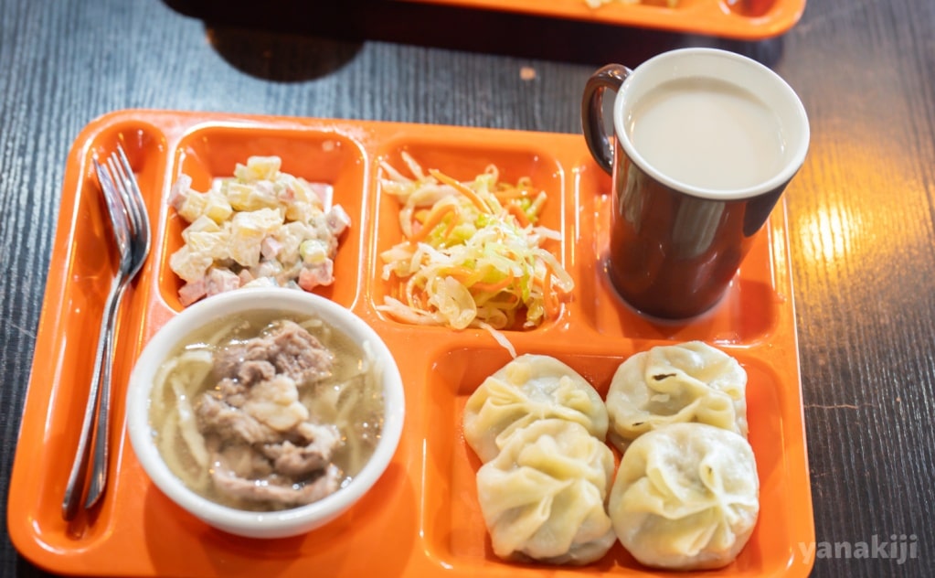 ランチプレート(メインは肉饅頭)