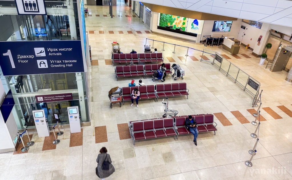 新チンギスハーン国際空港に到着