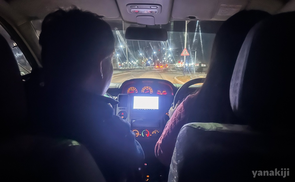 左:助手席のきじー、右:運転席のザヤさん