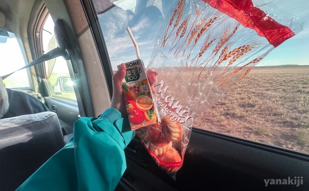 車の中でウランバートルのスーパーで買ったパンを食べた