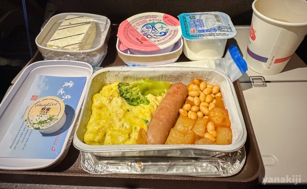 カイロ行き1回目の機内食（オムレツ）