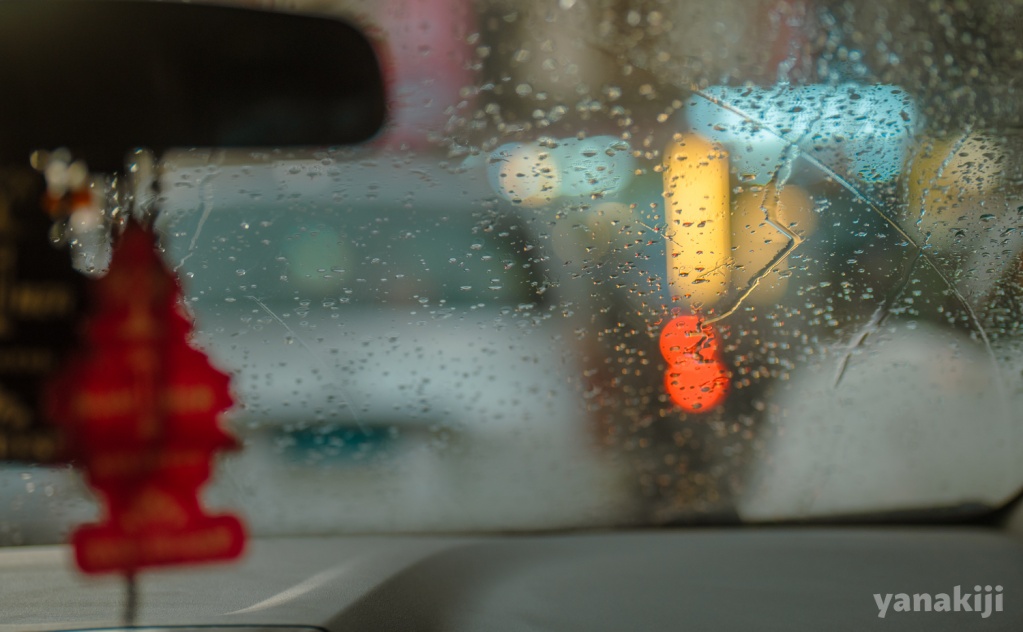 茶色い雨が降る