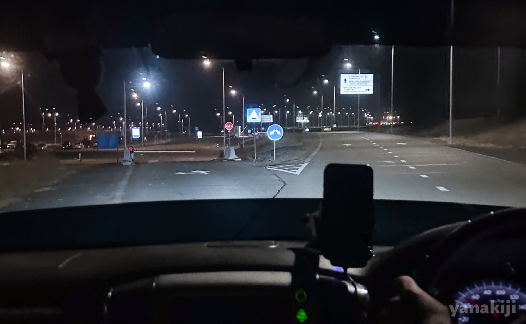 道路を車内から撮影