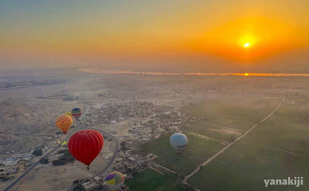 太陽が上がるとともに空が明るくなる