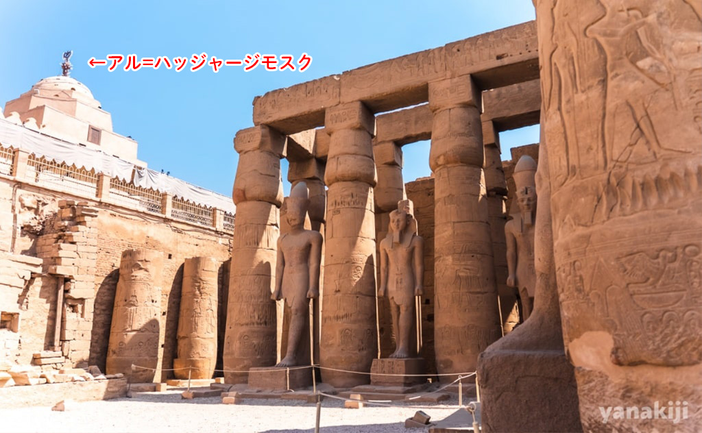 左手の建物がアル=ハッジャージモスク