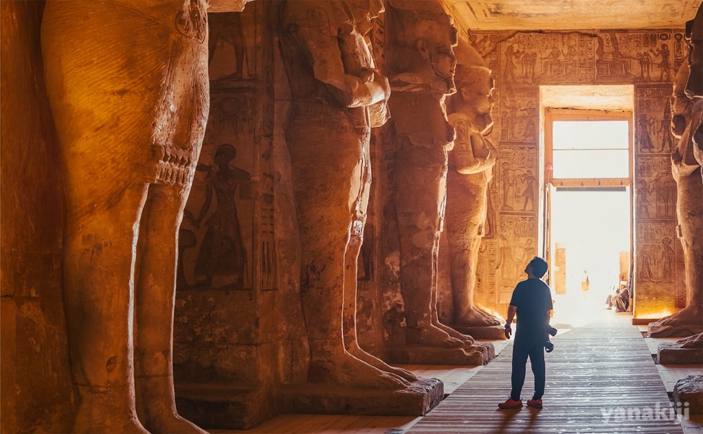 エジプト🇪🇬アブ・シンベル神殿のラムセス2世の像