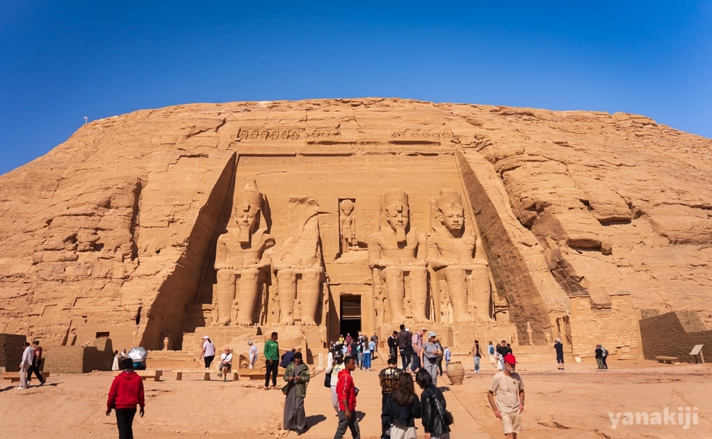 エジプト最南端「アブシンベル神殿」へ。ラムセス2世の野心と愛を現地で体感