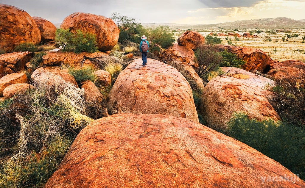 アリススプリングスへ！巨岩群デヴィルズ・マーブルズと感動のサンセット