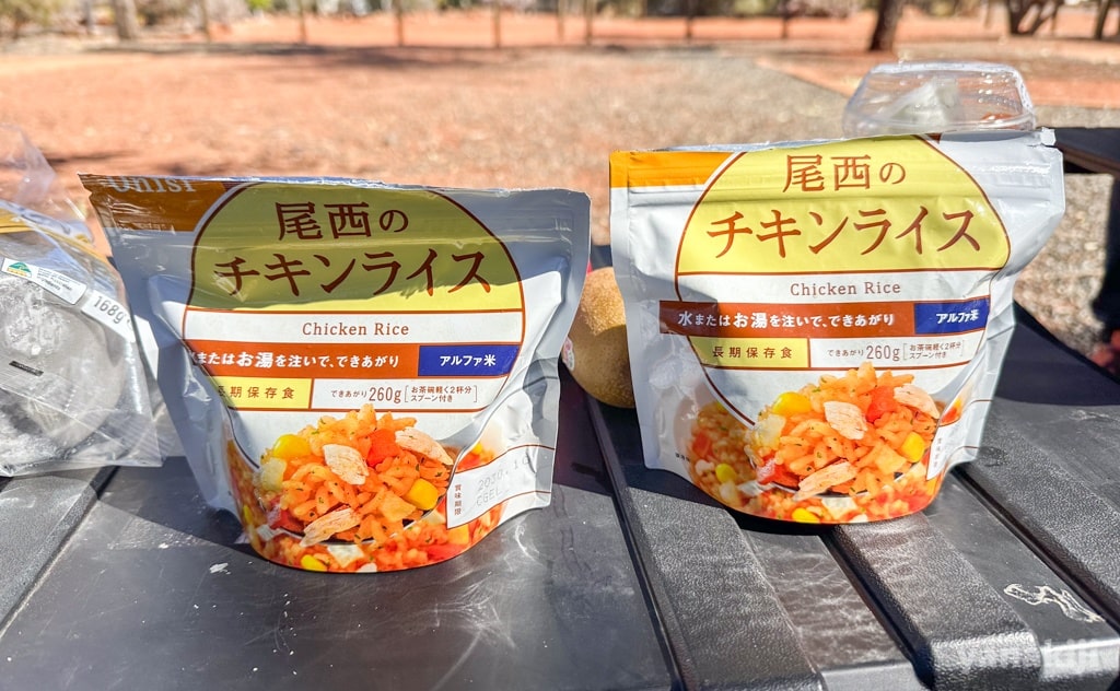 アルファ米のチキンライス。水だけ入れて放置すればOKなのでとっても便利！