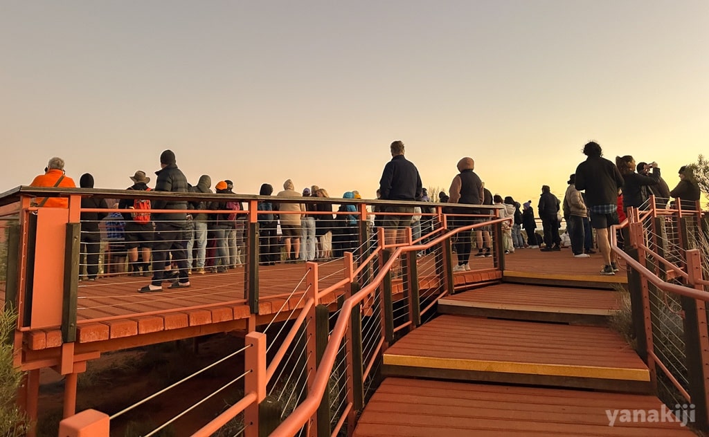 ビューポイントには人がたくさん集まっていた(Talinguṟu Nyakunytjaku – Uluṟu Sunrise Viewing Area)