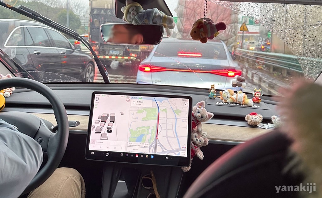 タクシーで移動。車内には可愛いぬいぐるみがたくさん!