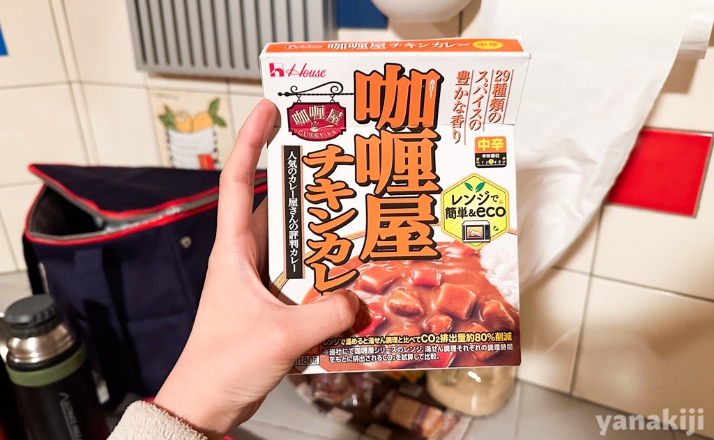 夕食は日本食スーパーで購入したレトルトカレー