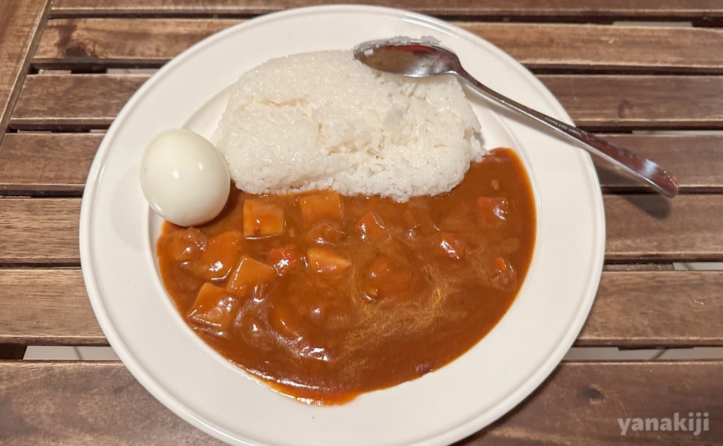 ゆで卵と一緒にカレーをいただきます!