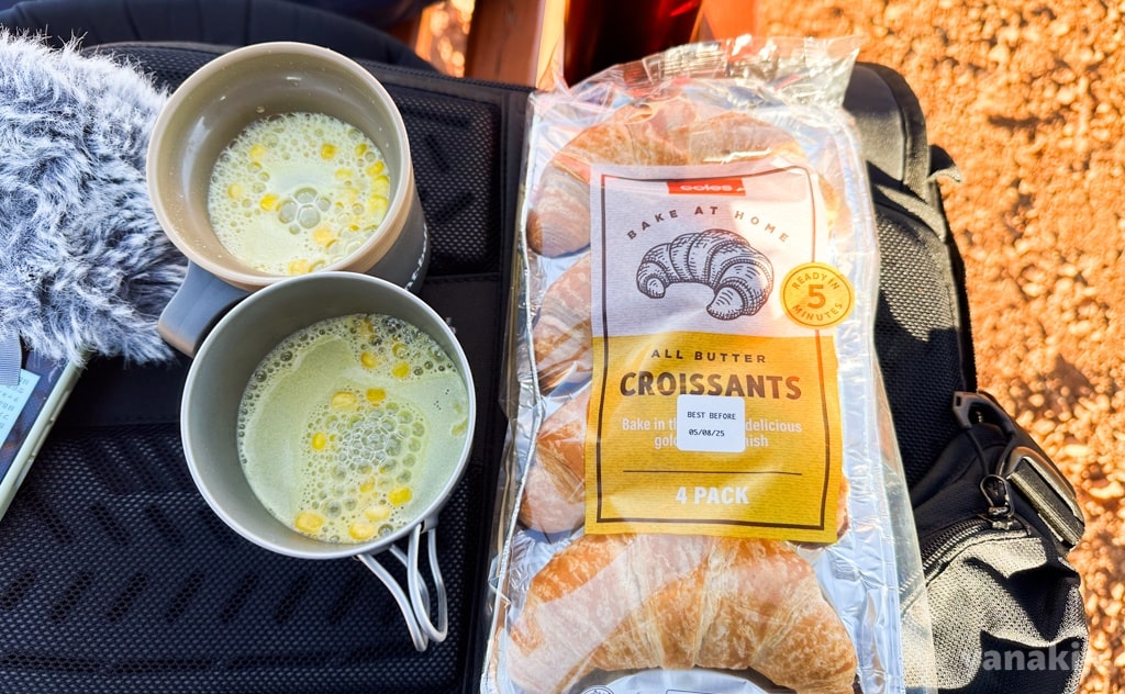 朝ごはんはコーンスープと、スーパーで購入したクロワッサン