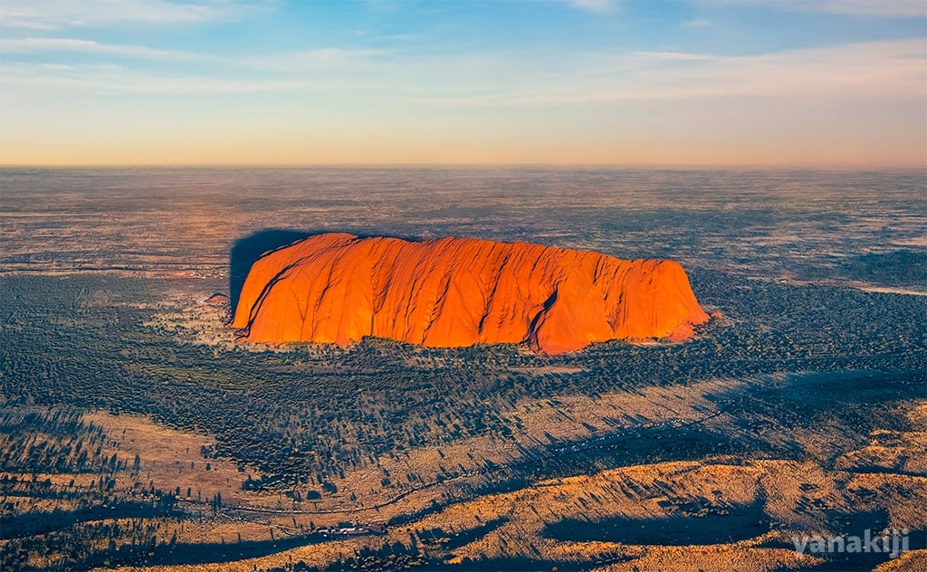 風の谷「カタ・ジュタ」でトレッキング＆セスナで巡るウルルの大絶景