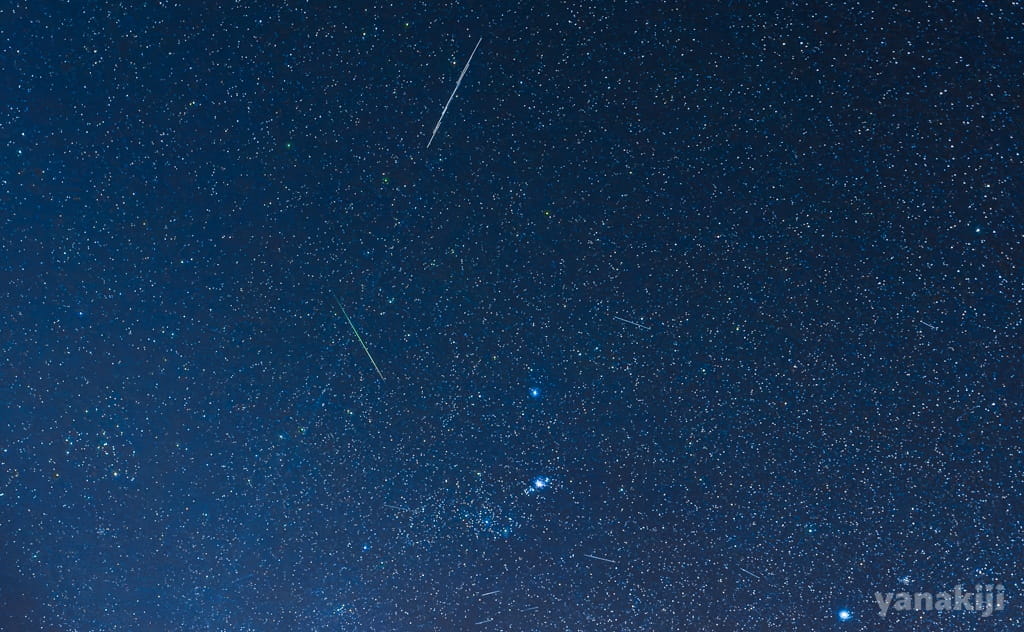 満点の星空と人工衛星