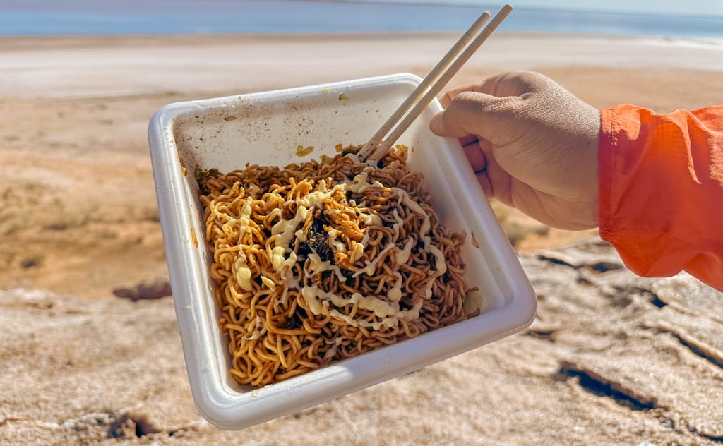 美しい景色を見ながら食べるカップ焼きそば。美味しい