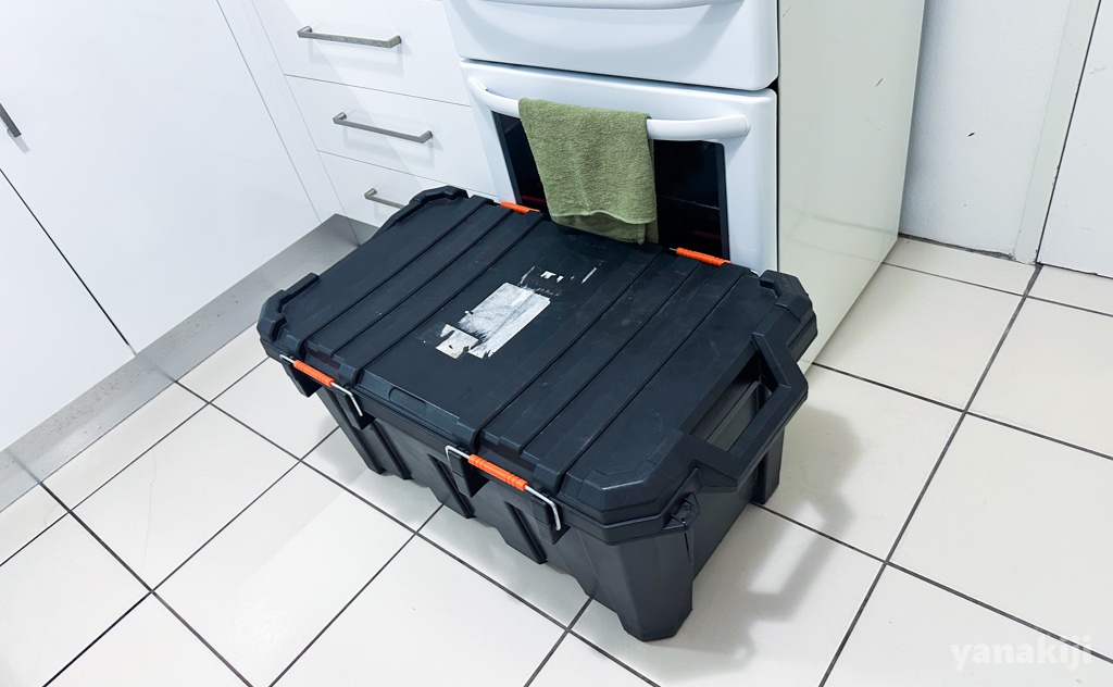 キャンプ用品が入ったボックス
