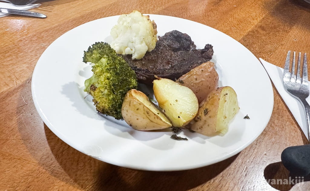 夕食は肉料理がメイン