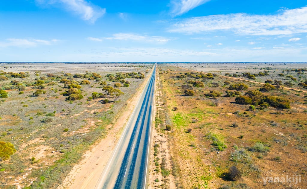 難関の州越え検問と、直線道路「90マイル・ストレート」に挑む