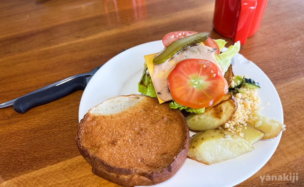 昼食はハンバーガー