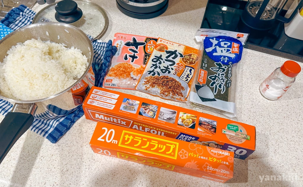 明日のためにおにぎりを仕込む