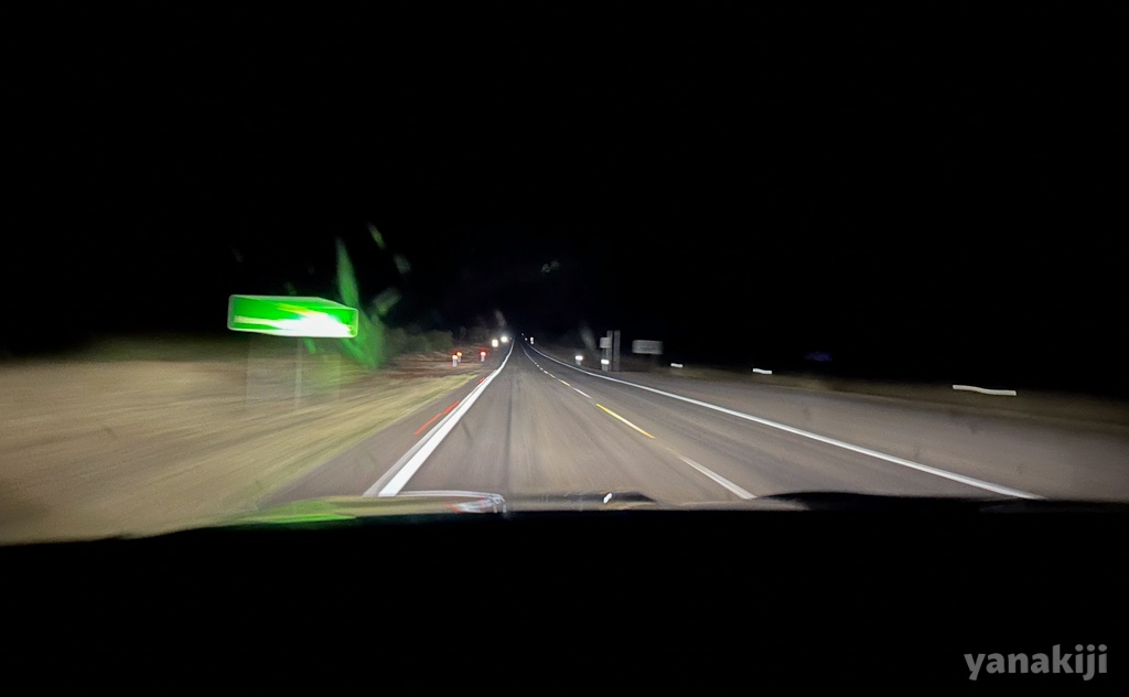 早朝の暗い道路を走る