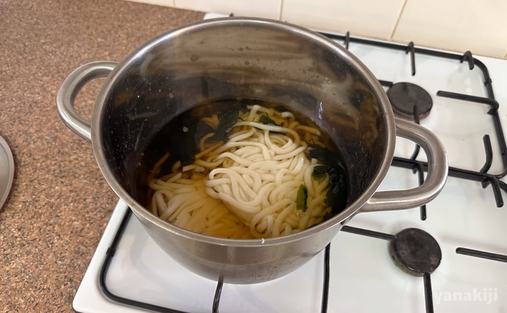 4人前のつゆと、3人前の麺でうどん作り
