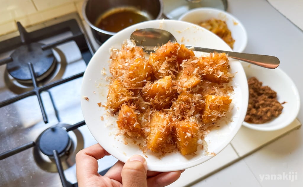 出汁でじゃがいもを煮て、最後におかかをたっぷりと!