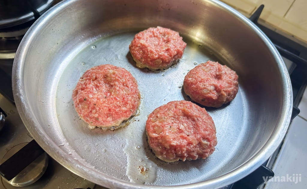 ハンバーグを焼く