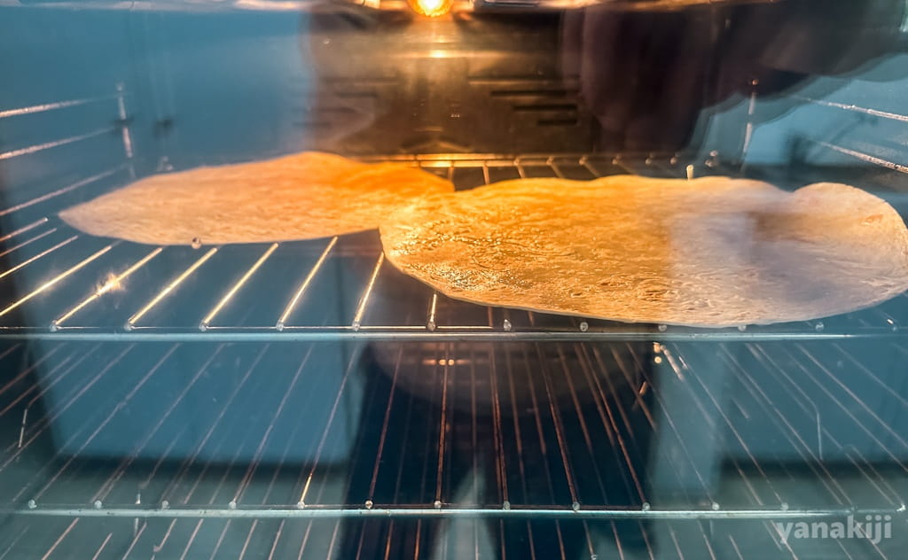 タコスの生地をオーブンで焼く