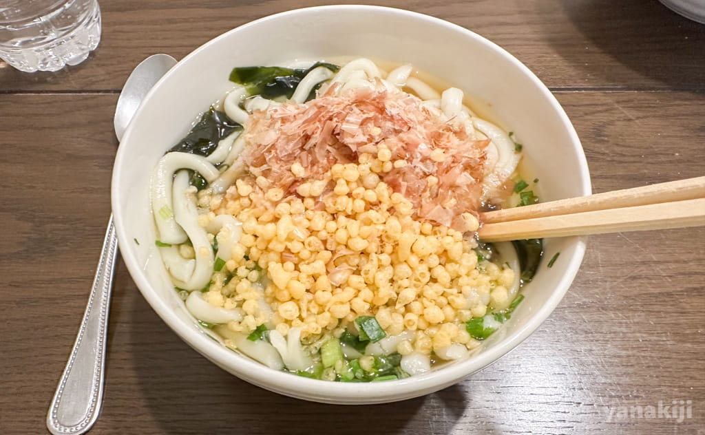 かつお節・天かす・わかめ・ネギをたっぷり乗せて