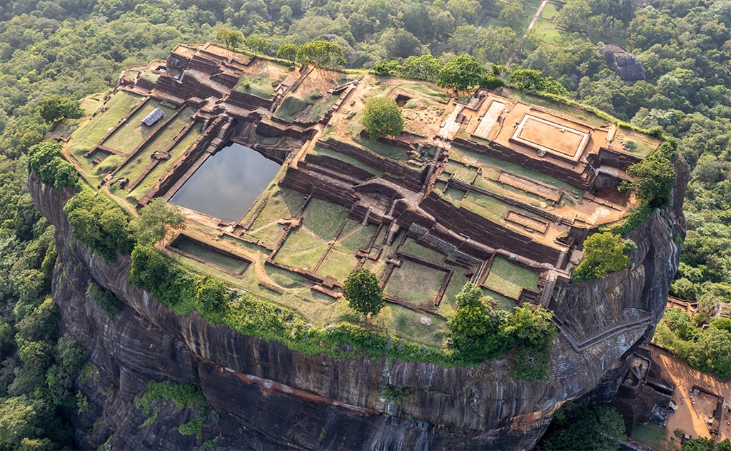 シーギリヤロックが作られたのは5世紀後半。今から約1500年前。文字はあるが、それを書いたのは王と利害を共にする僧侶だった。