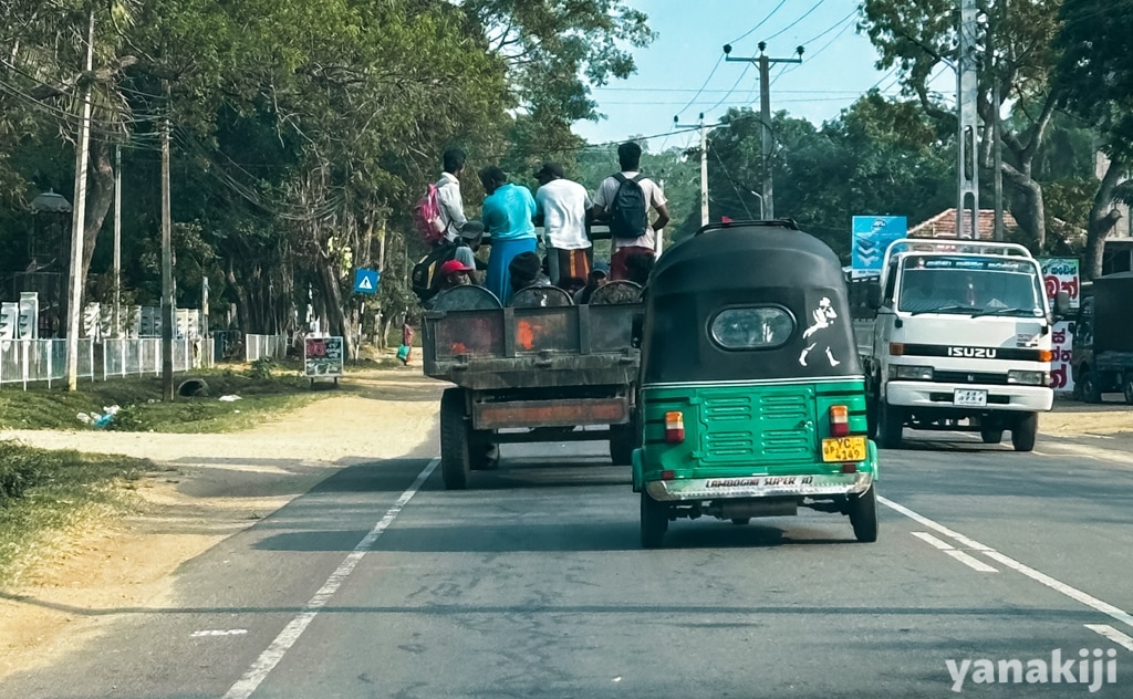 フラフラ運転するトラックやトゥクトゥク