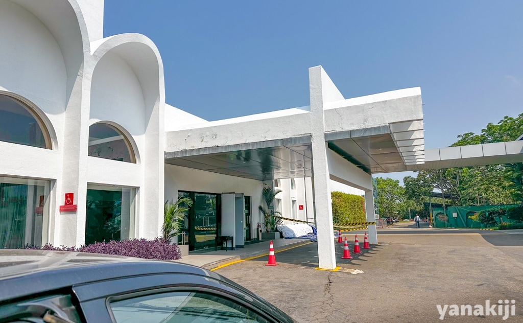レンタカー会社の事務所がある建物
