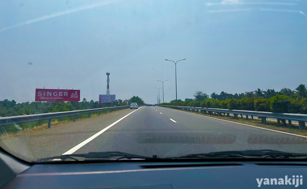 スリランカ高速道路の道路状況