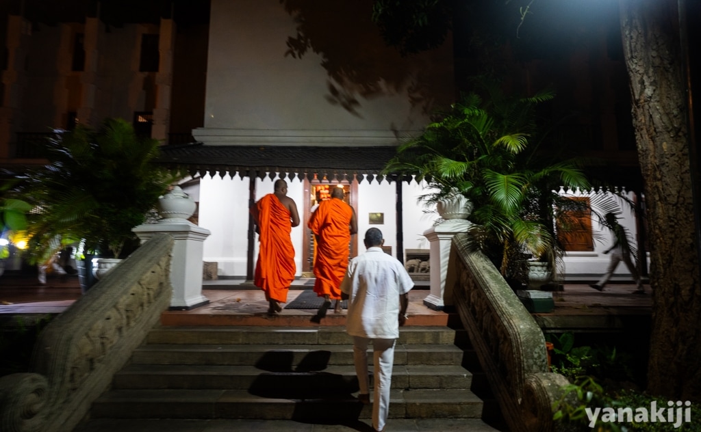 夜明け前の仏歯寺