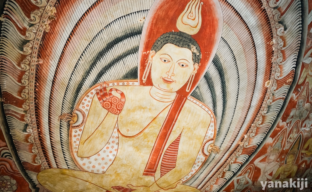 岩山の天井や壁に描かれたこのフレスコ画